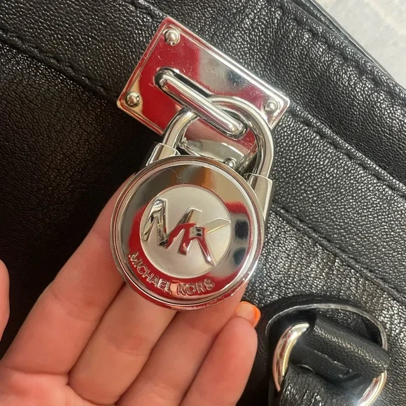 BRAND NEW!!!! Michael Kors Tote Bag - Picture 4 of 9